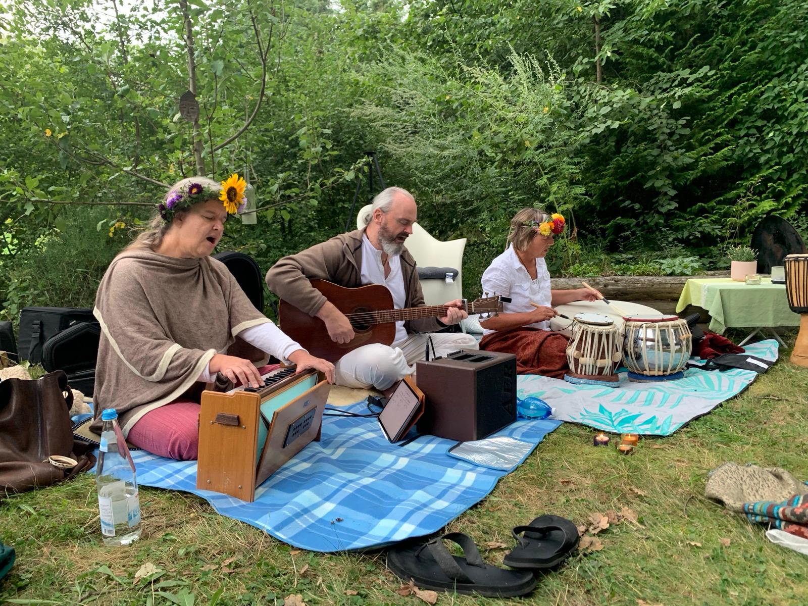 Die Band JAP mit Harmonium, Gitarre und Tabla bei einem Konzert im Freien